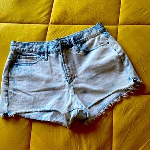 Distressed short shorts